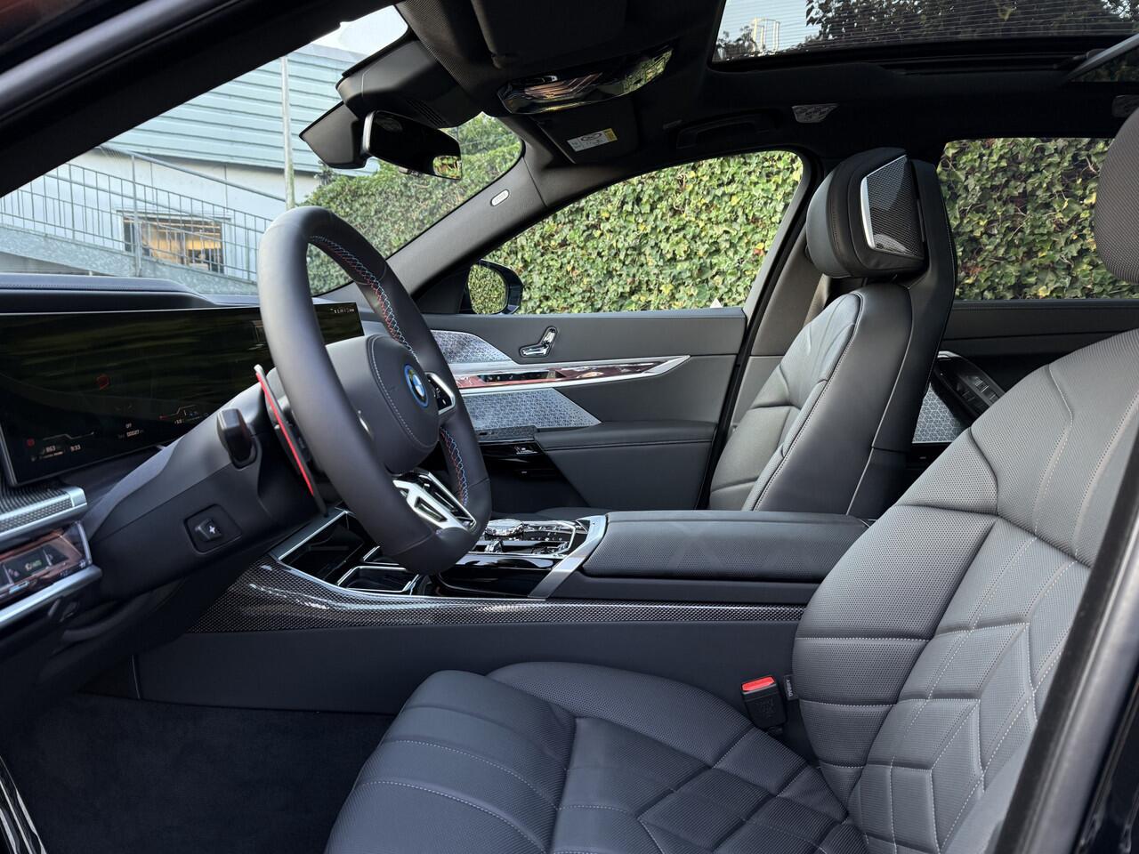 BMW 7-SERIE M760e xDrive | M-Sport Pro | 20'' | B&W | Elek. portier. | Driv. + Park. Prof. | Stoelvent. + Massage voor/achter | Theatre Screen | Kristal koplamp | Trekhaak | Exe. Driv. Pro | Act. Steering | Panorama.