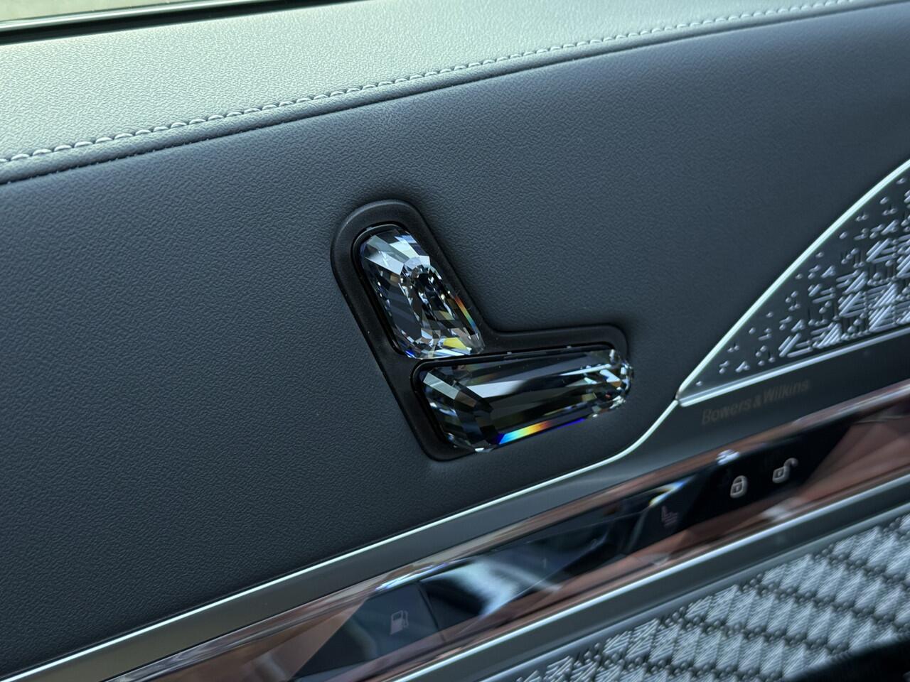 BMW 7-SERIE M760e xDrive | M-Sport Pro | 20'' | B&W | Elek. portier. | Driv. + Park. Prof. | Stoelvent. + Massage voor/achter | Theatre Screen | Kristal koplamp | Trekhaak | Exe. Driv. Pro | Act. Steering | Panorama.