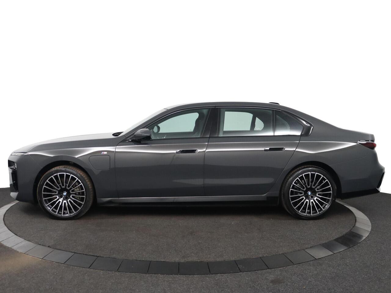 BMW 7-SERIE 750e xDrive Driving Assistant Plus | M Sportpakket | Trekhaak |BMW Iconic Glow | Multifunctionele voorstoelen