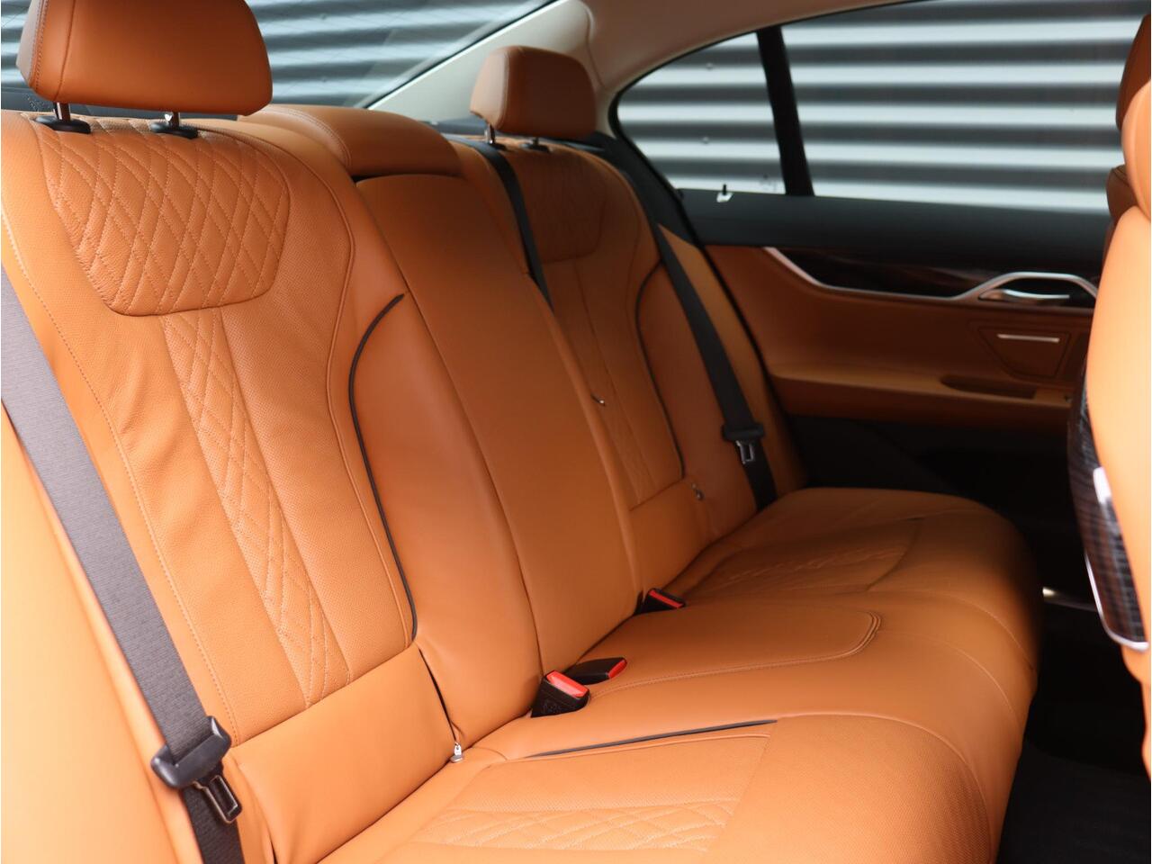 BMW 7-SERIE 740d xDrive | High Executive | Panodak | Executive Drive Pro | Active Steering | Trekhaak | Standkachel | Head-Up | Massage Stoelen | Soft Close | 20'' LMV