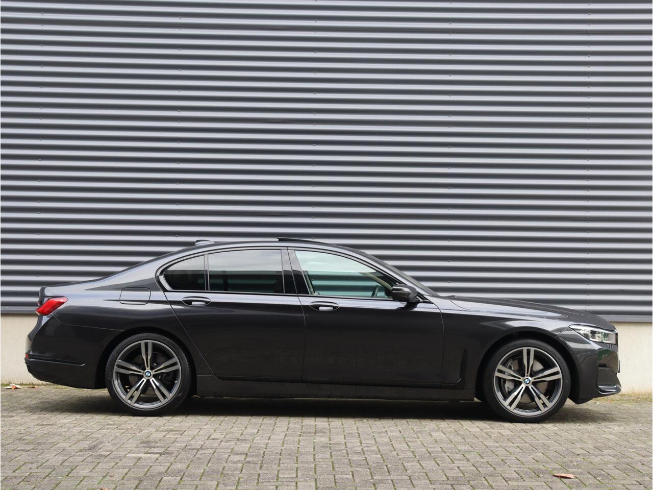BMW 7-SERIE 740d xDrive | High Executive | Panodak | Executive Drive Pro | Active Steering | Trekhaak | Standkachel | Head-Up | Massage Stoelen | Soft Close | 20'' LMV