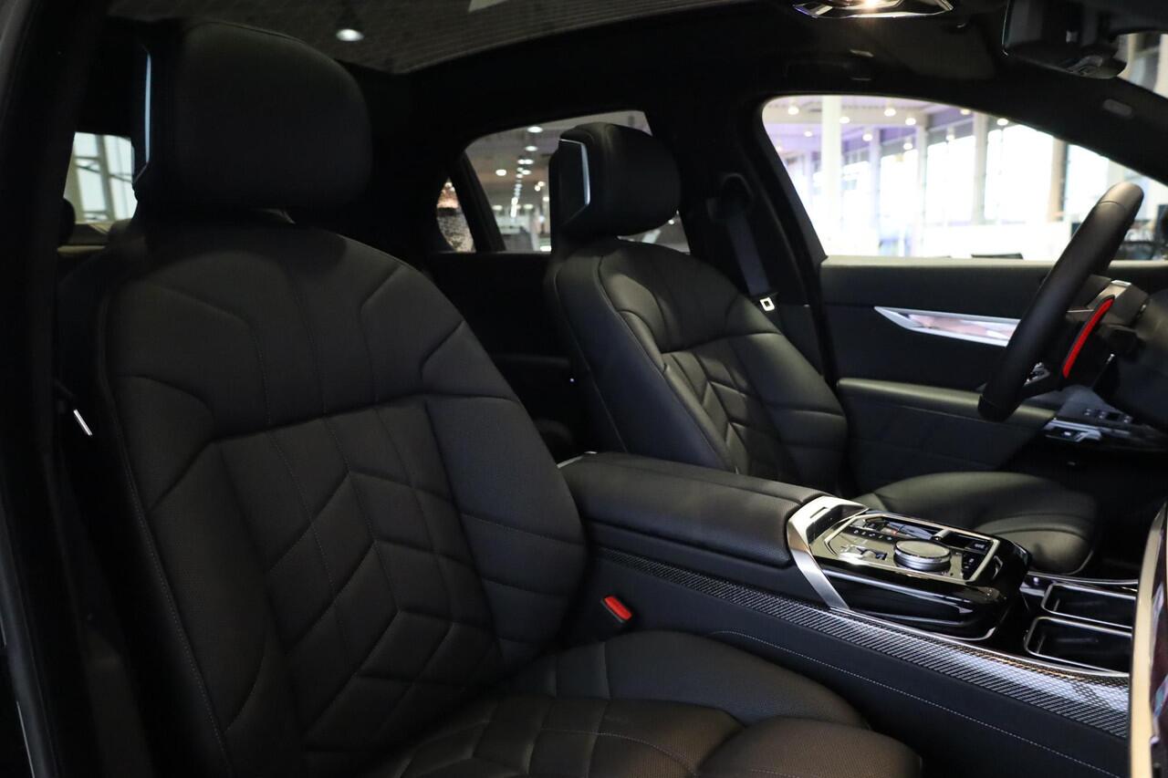 BMW 7-SERIE M760e xDrive | Active Steering | Elektrisch openen en sluiten portieren | panoramadak Sky Lounge | Stoelventilatie | Adaptieve Cruise Controle | Rondomzicht Camera |