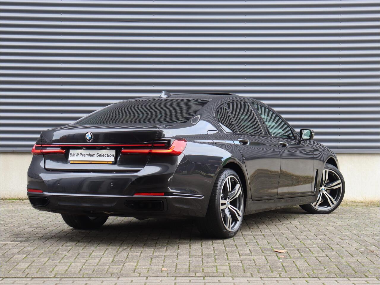 BMW 7-SERIE 740d xDrive | High Executive | Panodak | Executive Drive Pro | Active Steering | Trekhaak | Standkachel | Head-Up | Massage Stoelen | Soft Close | 20'' LMV