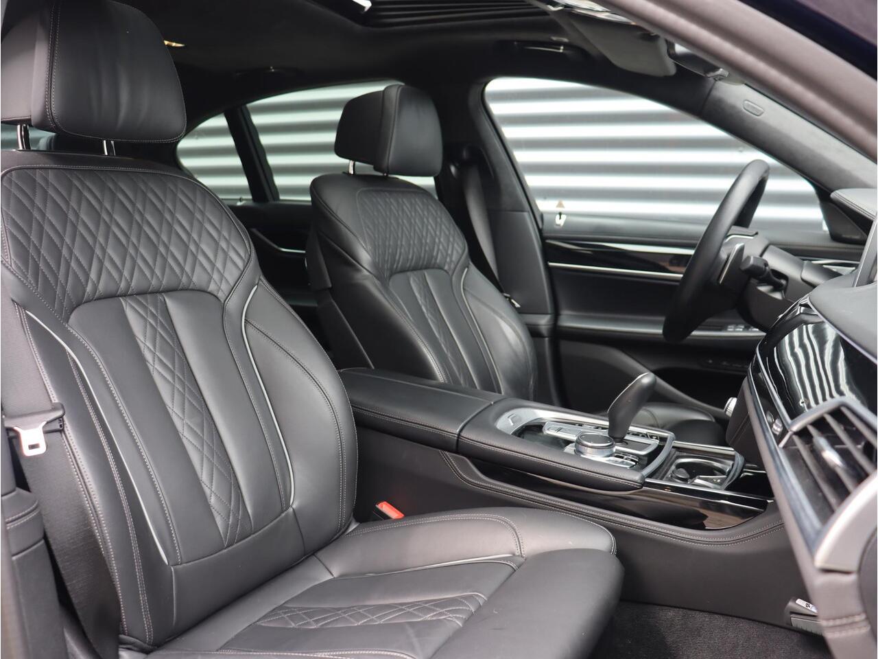 BMW 7-SERIE 745e | High Executive | M Sportpakket incl. Design Pure Excellence | Panodak | Head-Up | Comfortstoelen Achter | Harman Kardon | Soft Close | 20'' LMV
