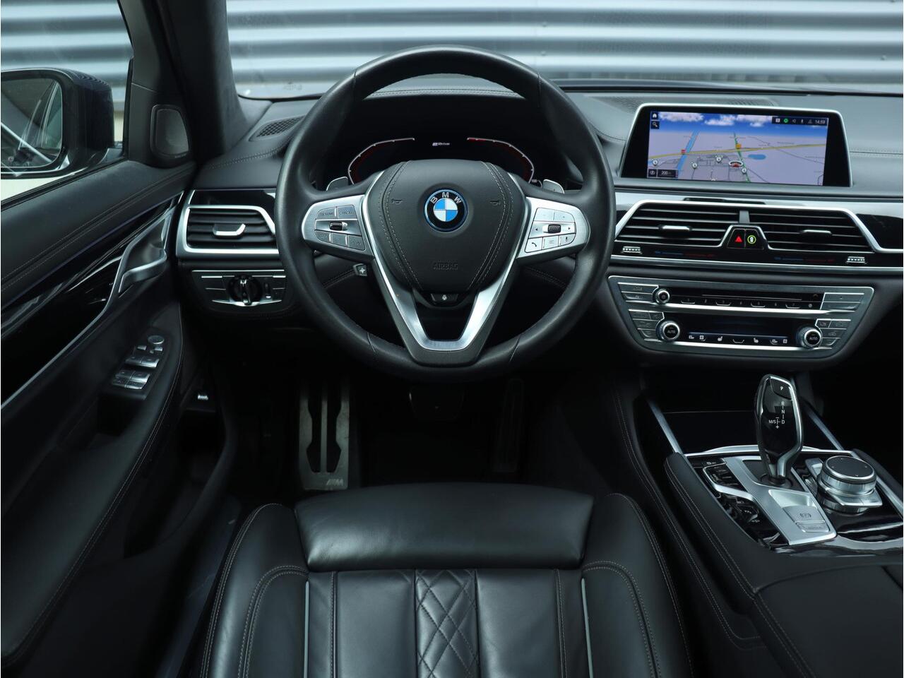 BMW 7-SERIE 745e | High Executive | M Sportpakket incl. Design Pure Excellence | Panodak | Head-Up | Comfortstoelen Achter | Harman Kardon | Soft Close | 20'' LMV