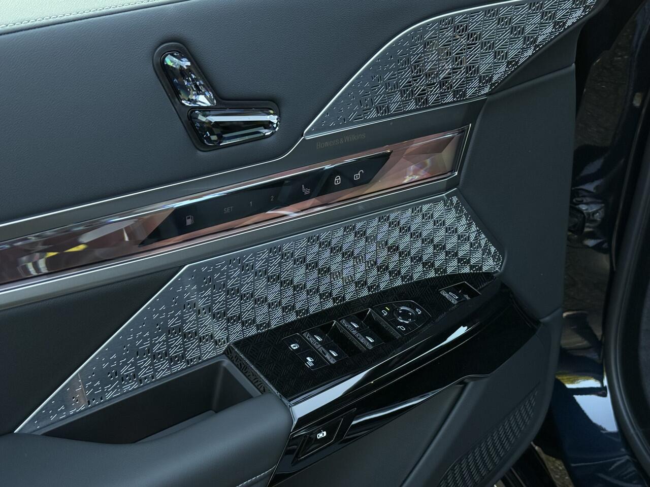 BMW 7-SERIE M760e xDrive | M-Sport Pro | 20'' | B&W | Elek. portier. | Driv. + Park. Prof. | Stoelvent. + Massage voor/achter | Theatre Screen | Kristal koplamp | Trekhaak | Exe. Driv. Pro | Act. Steering | Panorama.