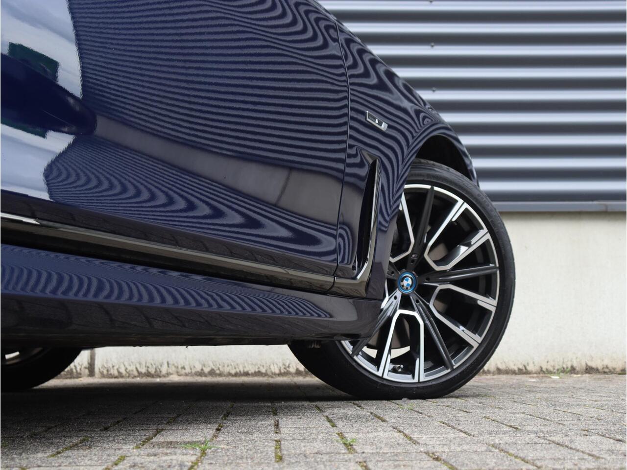 BMW 7-SERIE 745e | High Executive | M Sportpakket incl. Design Pure Excellence | Panodak | Head-Up | Comfortstoelen Achter | Harman Kardon | Soft Close | 20'' LMV