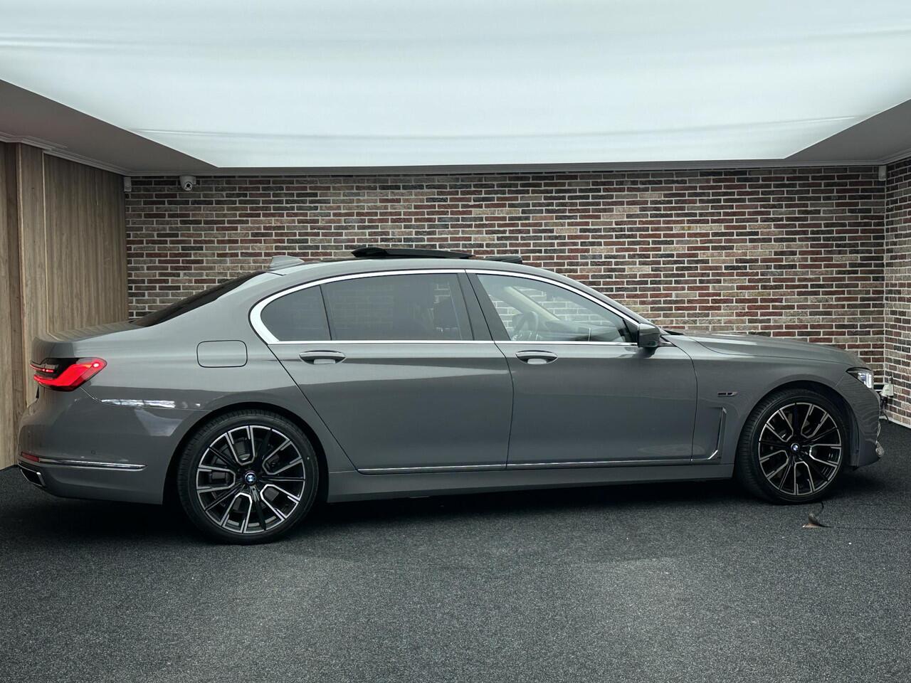 BMW 7-SERIE 745Le xDrive High Executive chauffeur pakket Lounge Panorama Dealer Garantie Massage