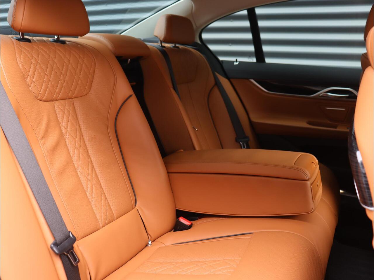 BMW 7-SERIE 740d xDrive | High Executive | Panodak | Executive Drive Pro | Active Steering | Trekhaak | Standkachel | Head-Up | Massage Stoelen | Soft Close | 20'' LMV