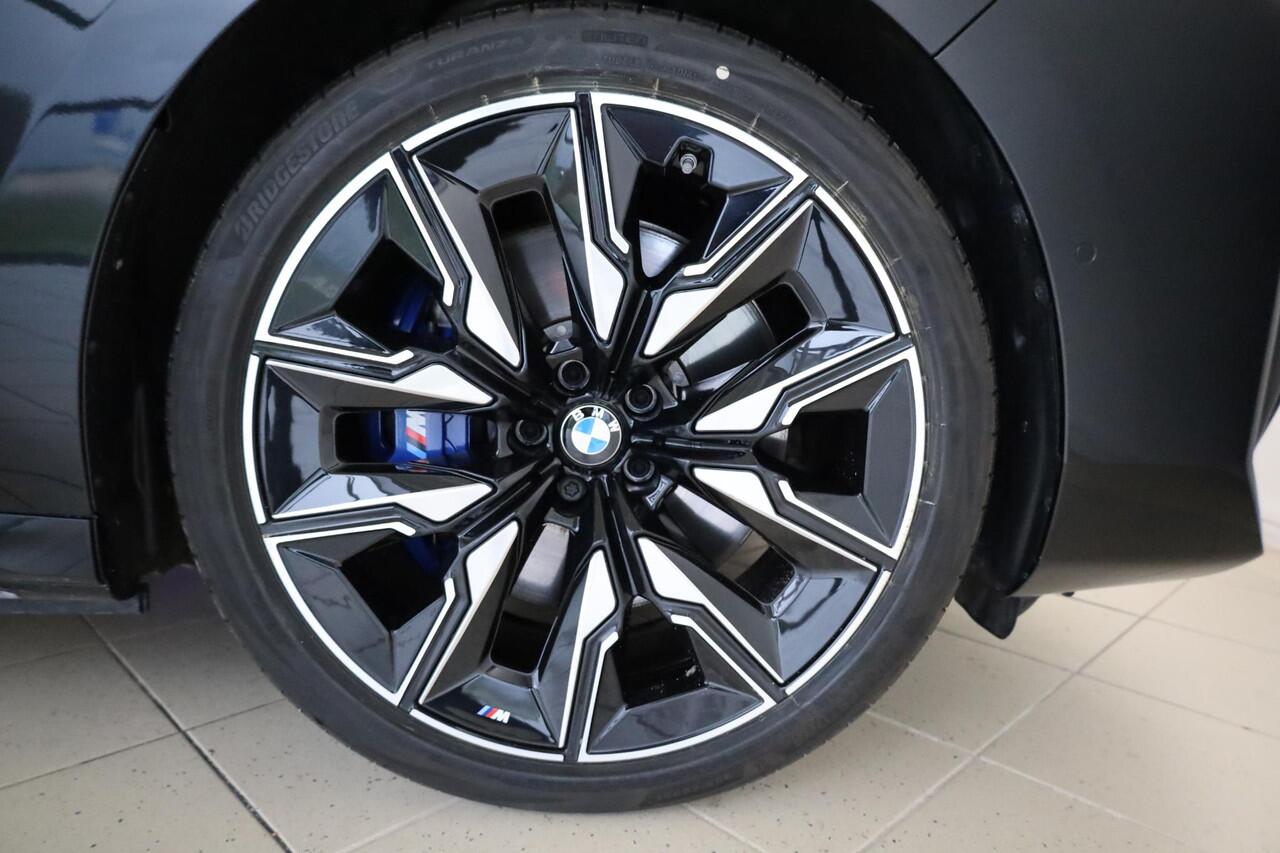 BMW 7-SERIE M760e xDrive | Active Steering | Elektrisch openen en sluiten portieren | panoramadak Sky Lounge | Stoelventilatie | Adaptieve Cruise Controle | Rondomzicht Camera |