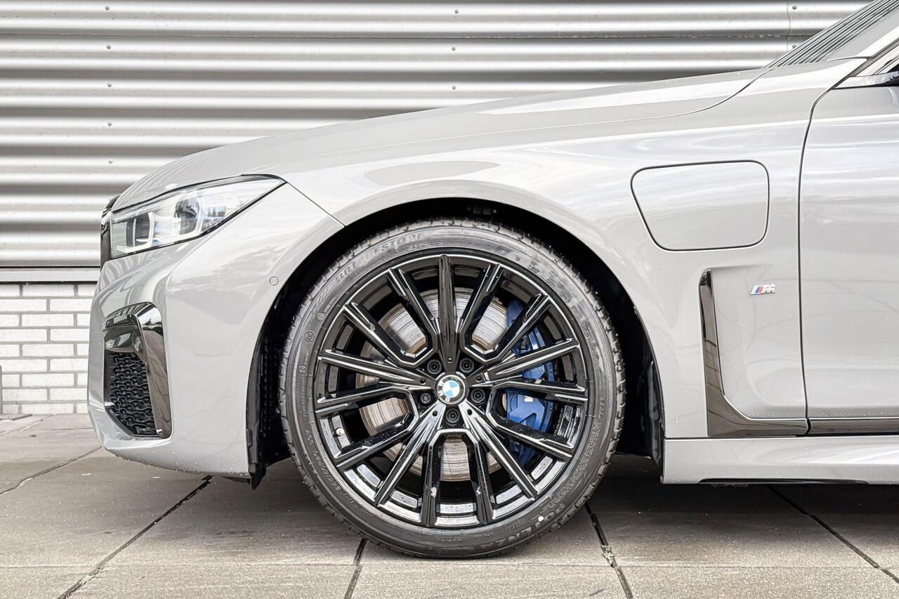 BMW 7-SERIE 745Le High Executive / CoPilot Pack / Active Steering / Executive Lounge Seating / Bowers & Wilkins / Entertainment systeem Professional