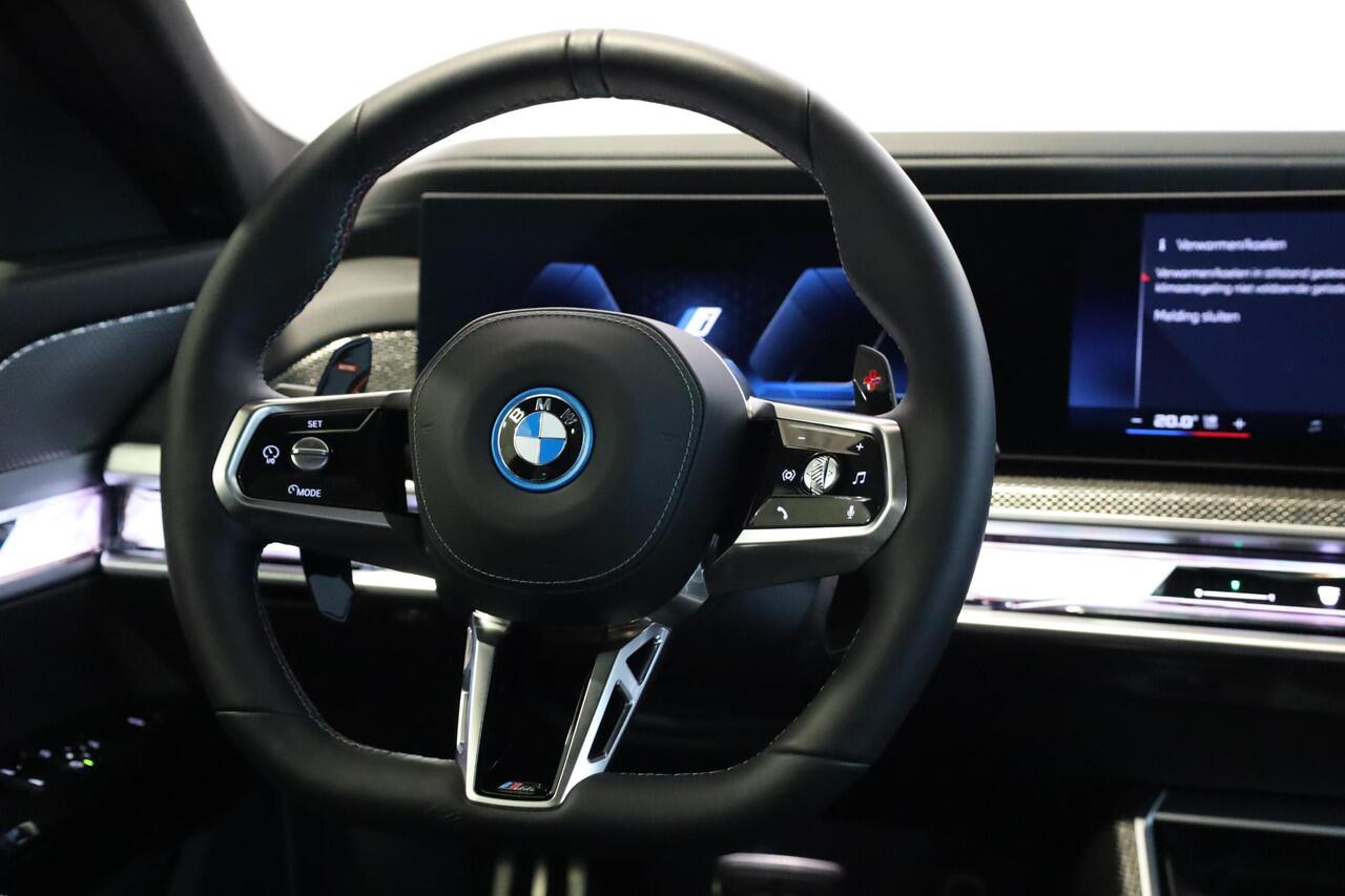 BMW 7-SERIE M760e xDrive | Active Steering | Elektrisch openen en sluiten portieren | panoramadak Sky Lounge | Stoelventilatie | Adaptieve Cruise Controle | Rondomzicht Camera |