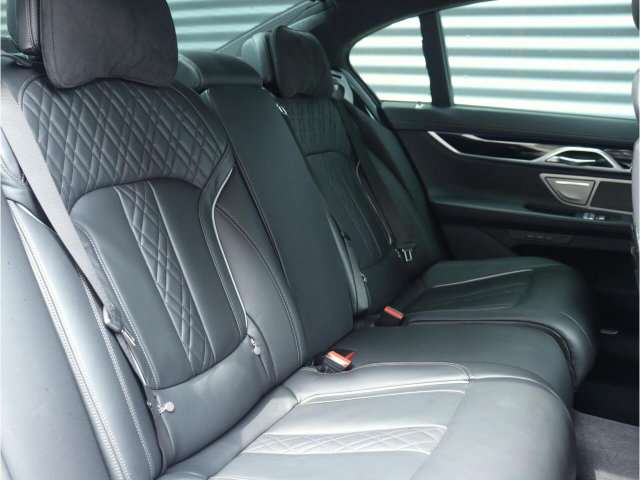 BMW 7-SERIE 745e | High Executive | M Sportpakket incl. Design Pure Excellence | Panodak | Head-Up | Comfortstoelen Achter | Harman Kardon | Soft Close | 20'' LMV