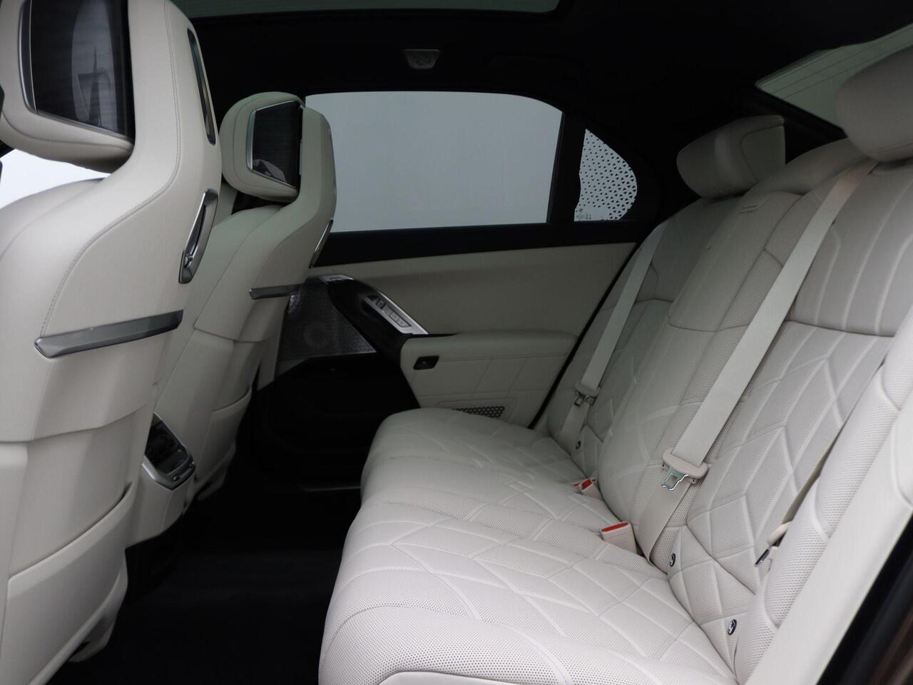 BMW 7-SERIE 750e xDrive | Individual Lak | M Sportpakket Pro | Connoisseur Pack | Innovation Pack