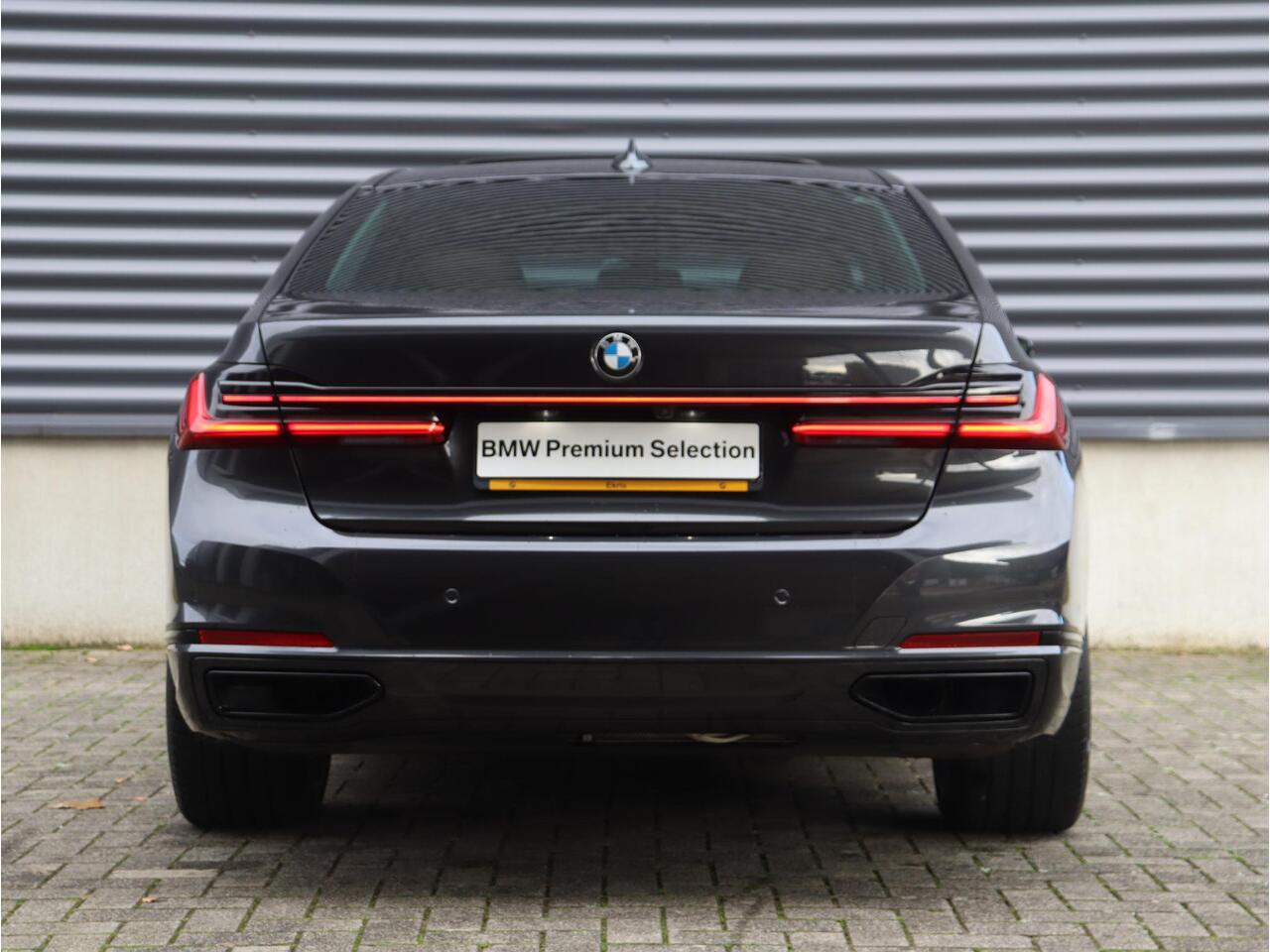 BMW 7-SERIE 740d xDrive | High Executive | Panodak | Executive Drive Pro | Active Steering | Trekhaak | Standkachel | Head-Up | Massage Stoelen | Soft Close | 20'' LMV