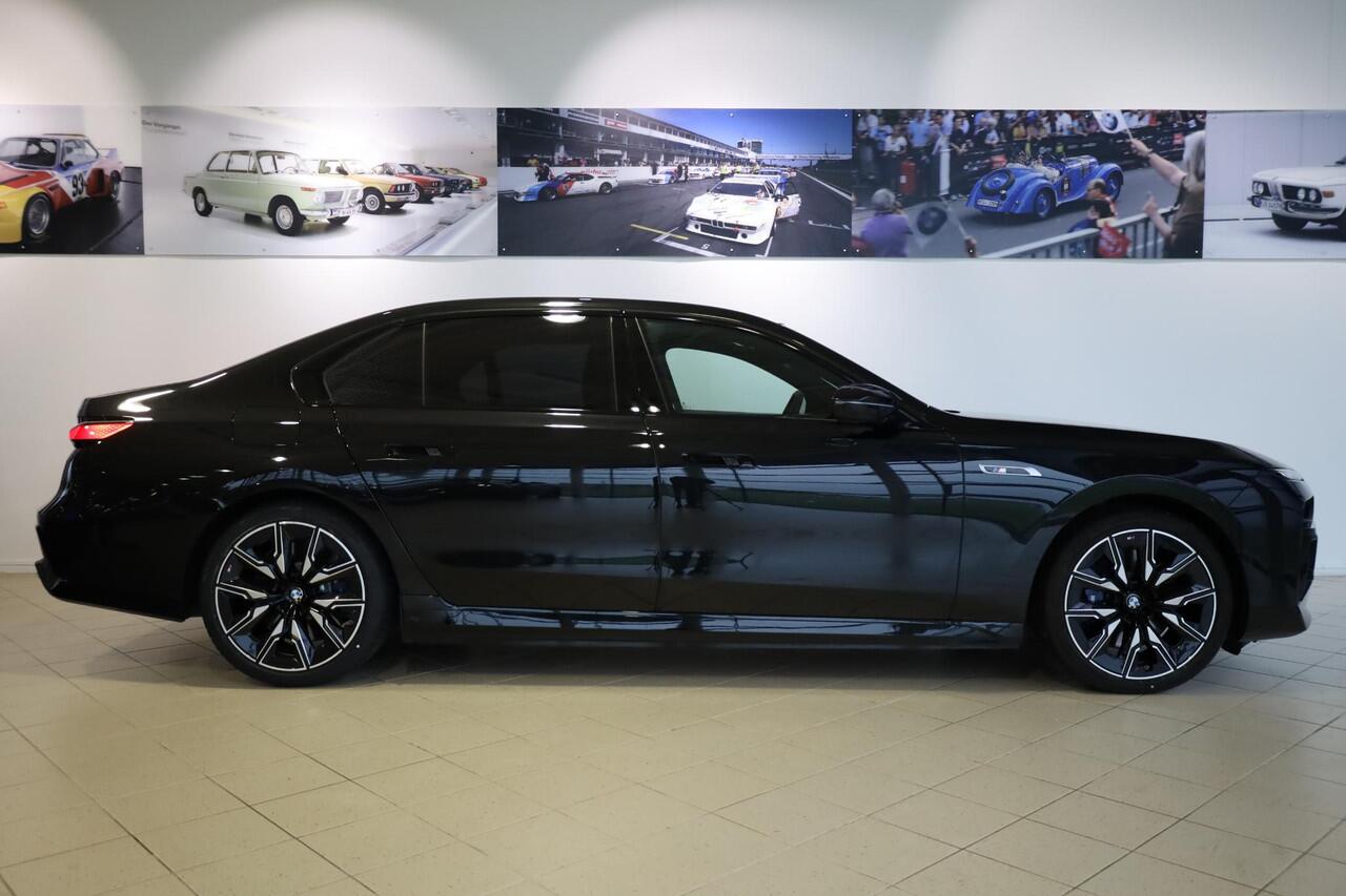 BMW 7-SERIE M760e xDrive | Active Steering | Elektrisch openen en sluiten portieren | panoramadak Sky Lounge | Stoelventilatie | Adaptieve Cruise Controle | Rondomzicht Camera |