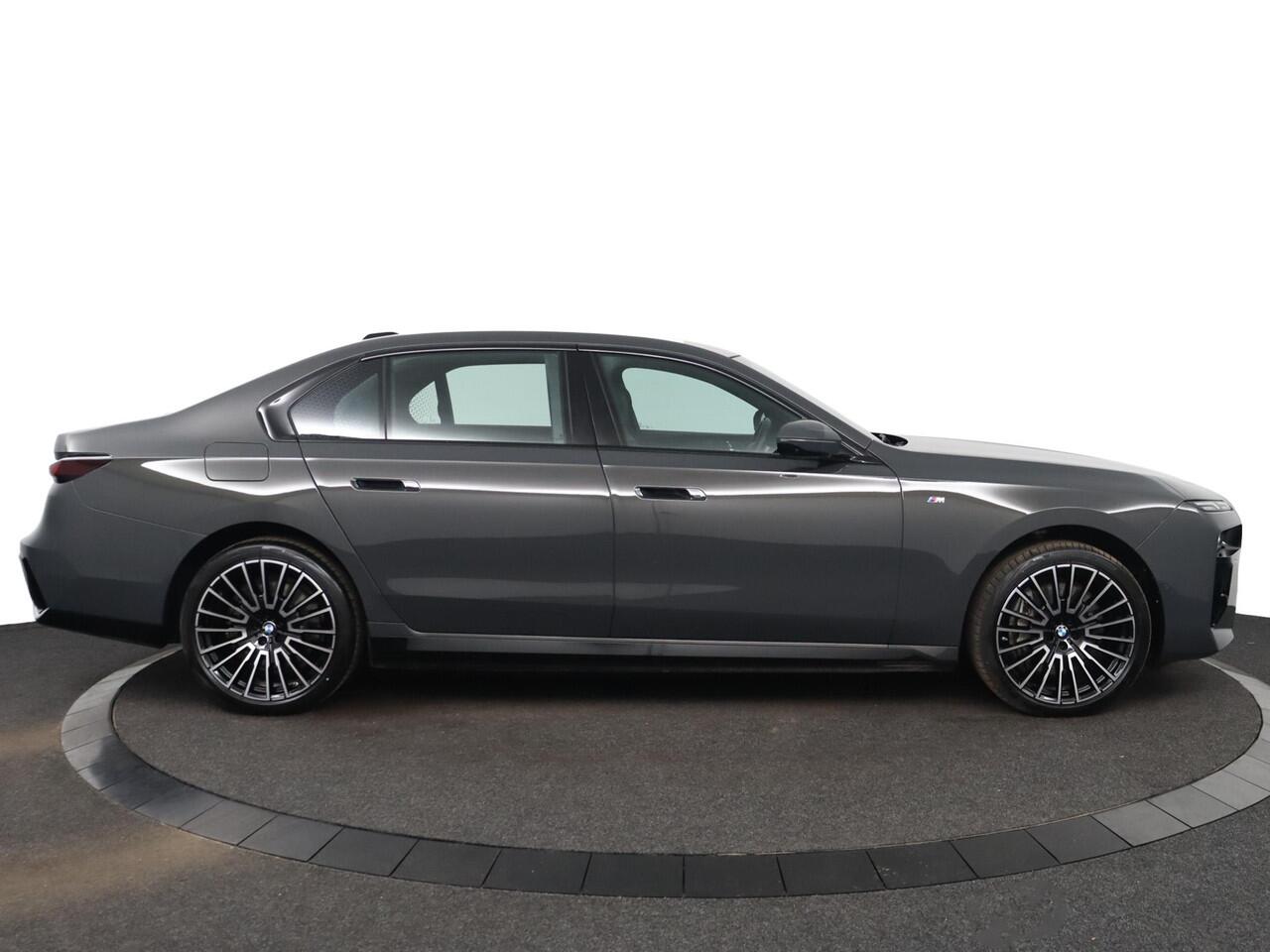 BMW 7-SERIE 750e xDrive Driving Assistant Plus | M Sportpakket | Trekhaak |BMW Iconic Glow | Multifunctionele voorstoelen