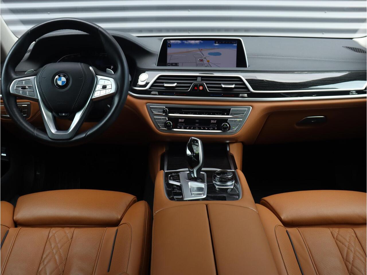 BMW 7-SERIE 740d xDrive | High Executive | Panodak | Executive Drive Pro | Active Steering | Trekhaak | Standkachel | Head-Up | Massage Stoelen | Soft Close | 20'' LMV