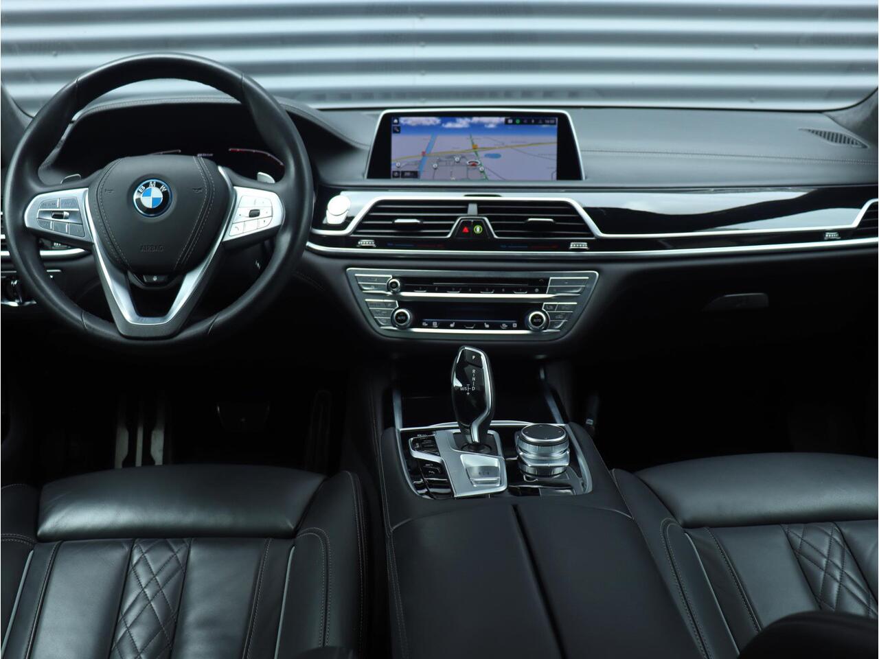 BMW 7-SERIE 745e | High Executive | M Sportpakket incl. Design Pure Excellence | Panodak | Head-Up | Comfortstoelen Achter | Harman Kardon | Soft Close | 20'' LMV