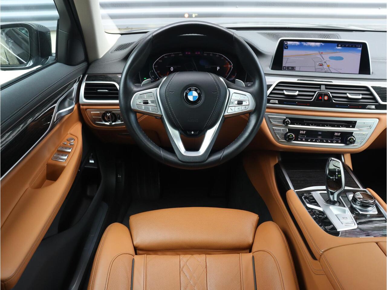 BMW 7-SERIE 740d xDrive | High Executive | Panodak | Executive Drive Pro | Active Steering | Trekhaak | Standkachel | Head-Up | Massage Stoelen | Soft Close | 20'' LMV