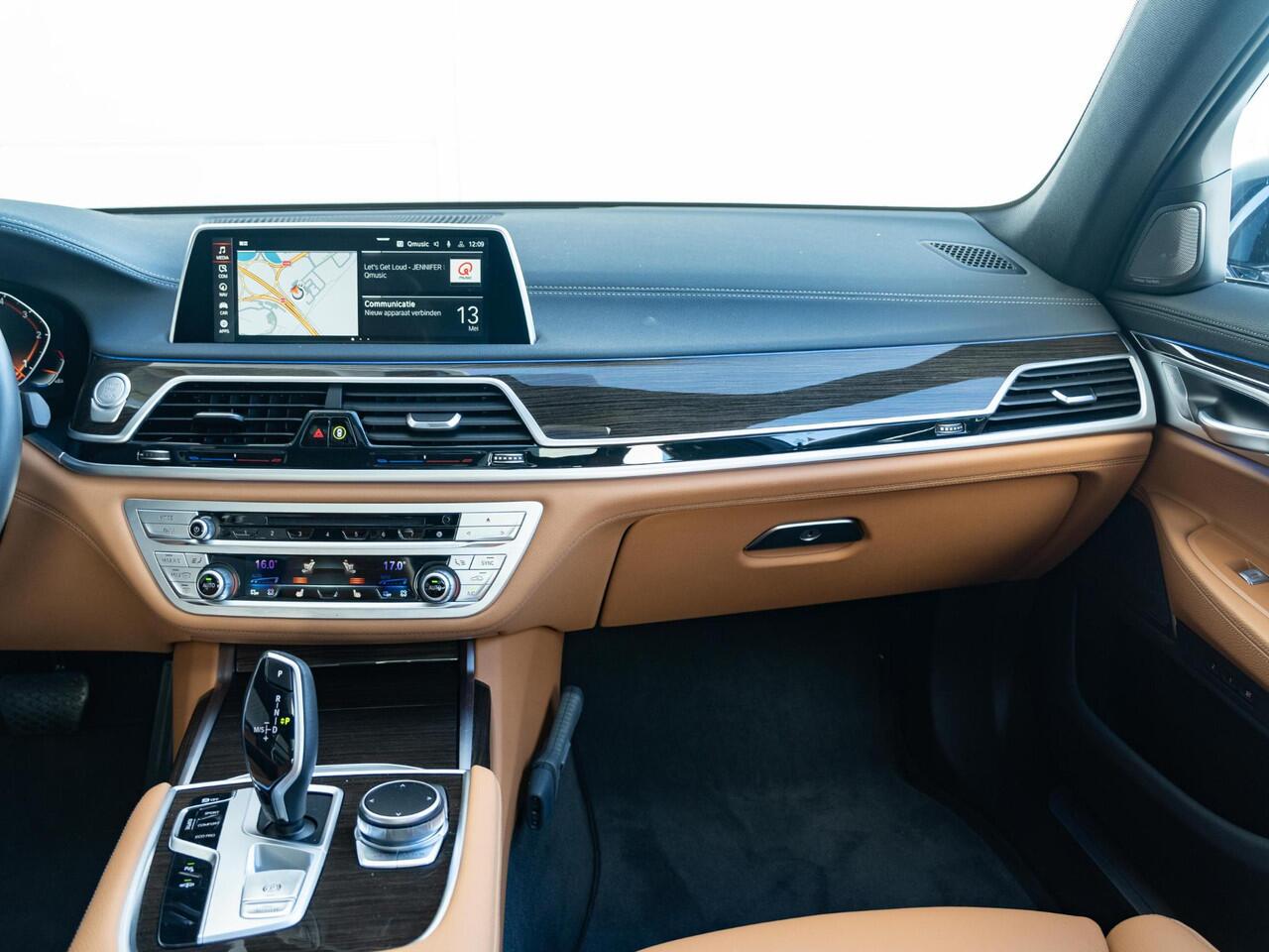 BMW 7-SERIE Limousine 740Ld xDrive | High Executive | Comfort Access | Harman Kardon | Panoramadak | Soft Close | Head-Up Display | 19''