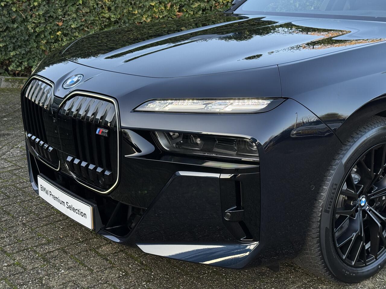 BMW 7-SERIE M760e xDrive | M-Sport Pro | 20'' | B&W | Elek. portier. | Driv. + Park. Prof. | Stoelvent. + Massage voor/achter | Theatre Screen | Kristal koplamp | Trekhaak | Exe. Driv. Pro | Act. Steering | Panorama.