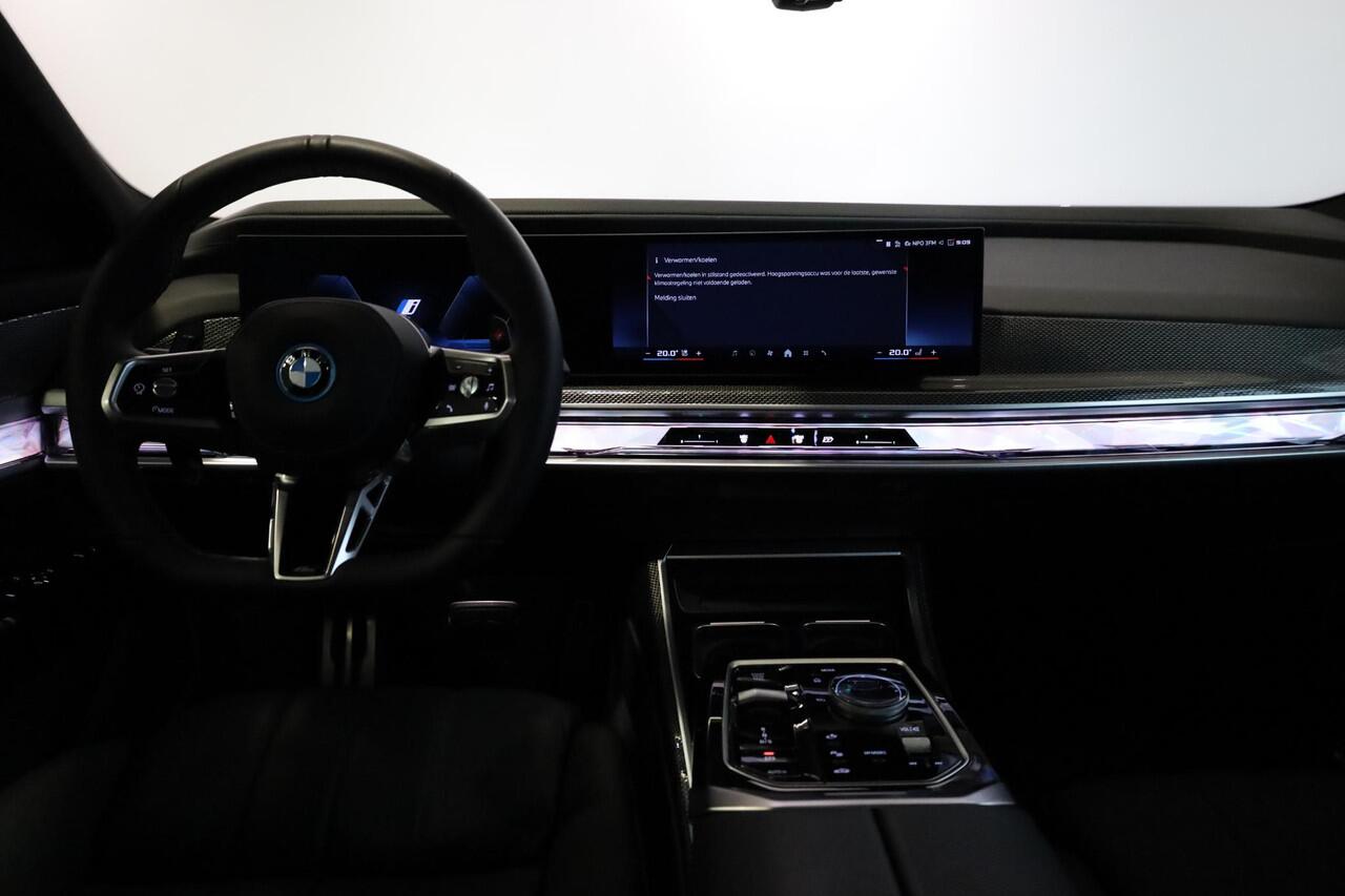 BMW 7-SERIE M760e xDrive | Active Steering | Elektrisch openen en sluiten portieren | panoramadak Sky Lounge | Stoelventilatie | Adaptieve Cruise Controle | Rondomzicht Camera |