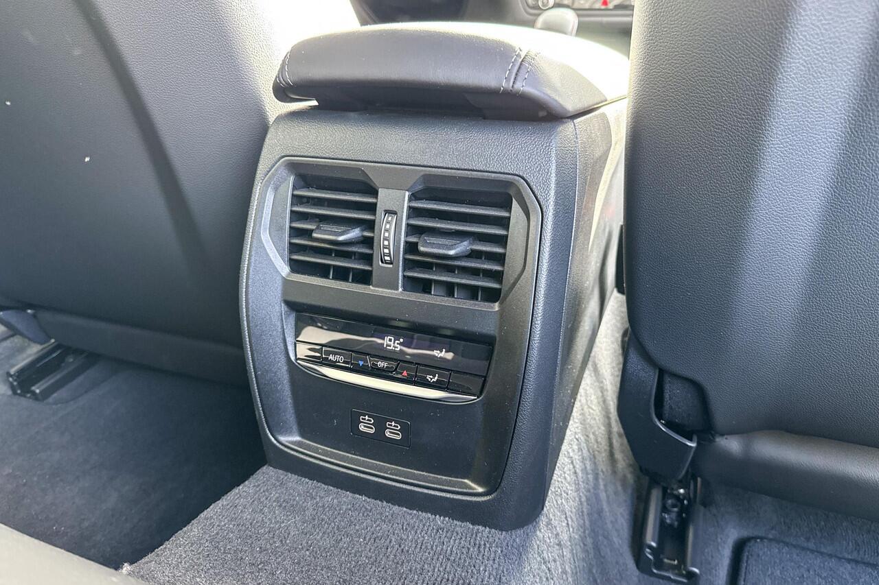 BMW M3 Sedan xDrive Competition | Innovation Pack | Keremische remmen | Driving Assistent Professional