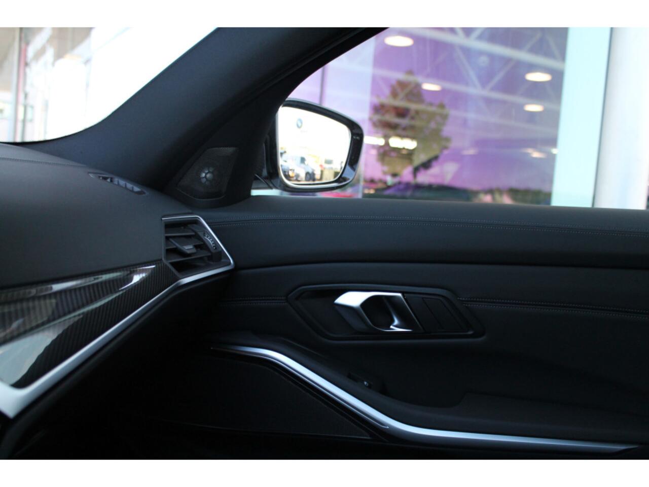 BMW M3 3 Serie xDrive Competition High Executive Automaat / M Drive Professional / M Carbon kuipstoelen / Laserlight / M Carbon-keramisch remmen / Adaptief M Onderstel