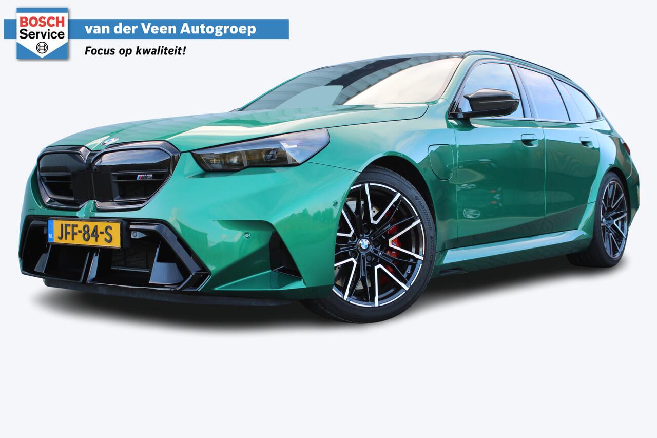 BMW M5 5-serie Touring | Direct leverbaar | Adaptieve cruise control | Uitklapbare trekhaak | 360° camera | Apple carplay/Android auto | 100% dealer onderhouden | Stoel verwarming + ventilatie |