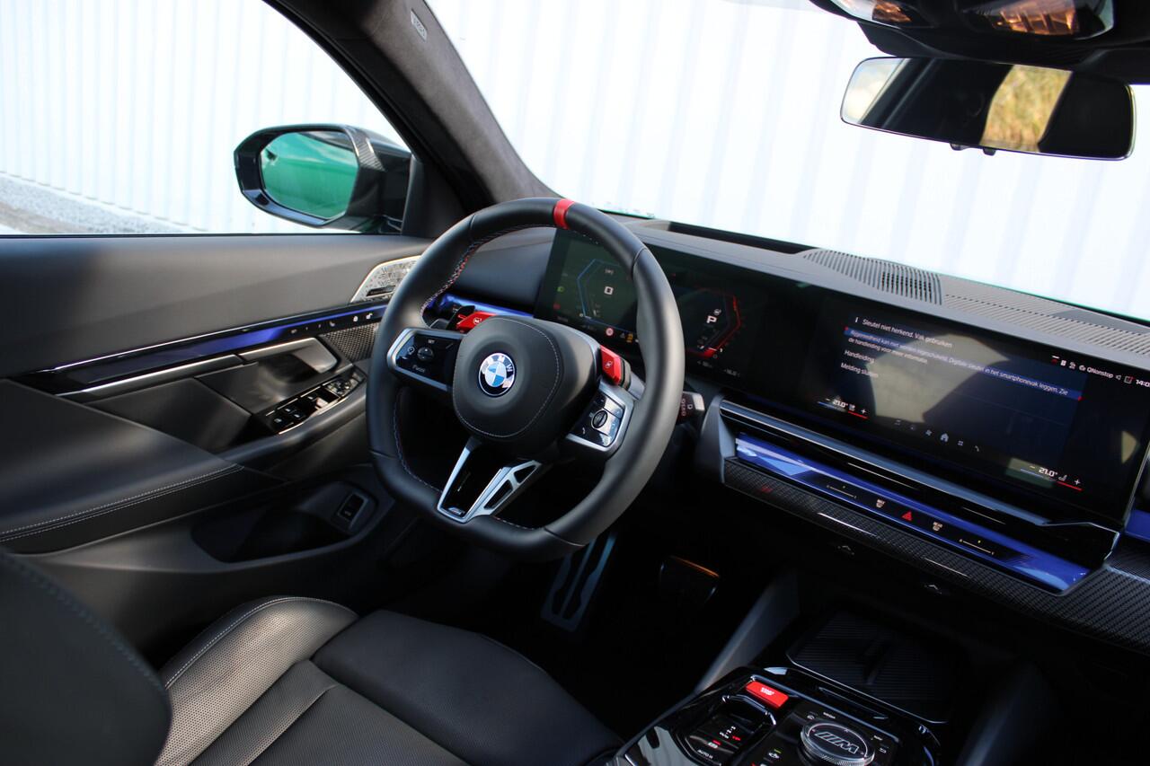 BMW M5 5-serie Touring | Direct leverbaar | Adaptieve cruise control | Uitklapbare trekhaak | 360° camera | Apple carplay/Android auto | 100% dealer onderhouden | Stoel verwarming + ventilatie |