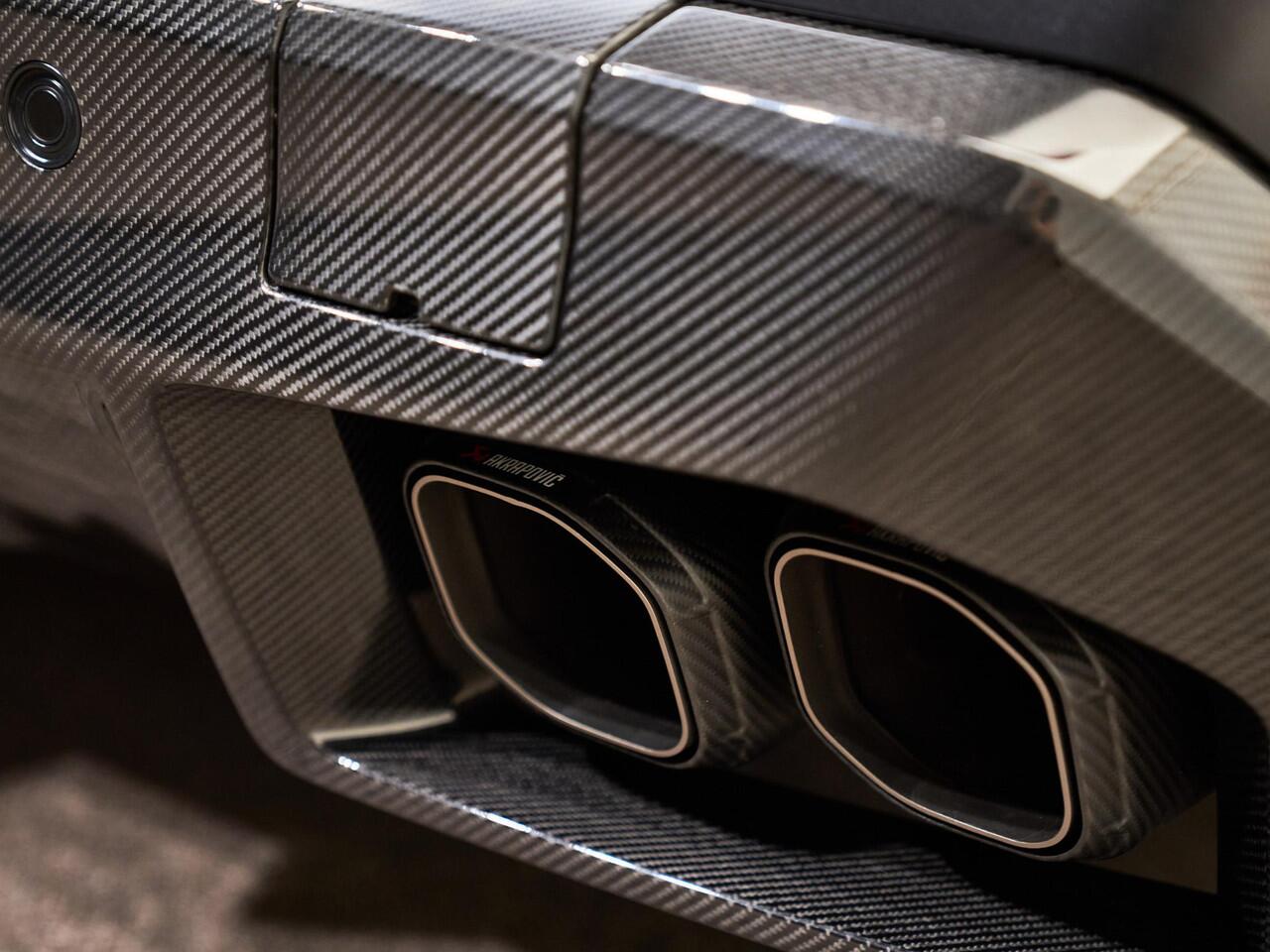 BMW M5 Touring V8 M Hybrid, Akrapovic, M Performance, M Drivers Package, Ultimate Package, ceramic, B&W, 21", pano, tr.haak, stl.ventilatie, memory, carbon