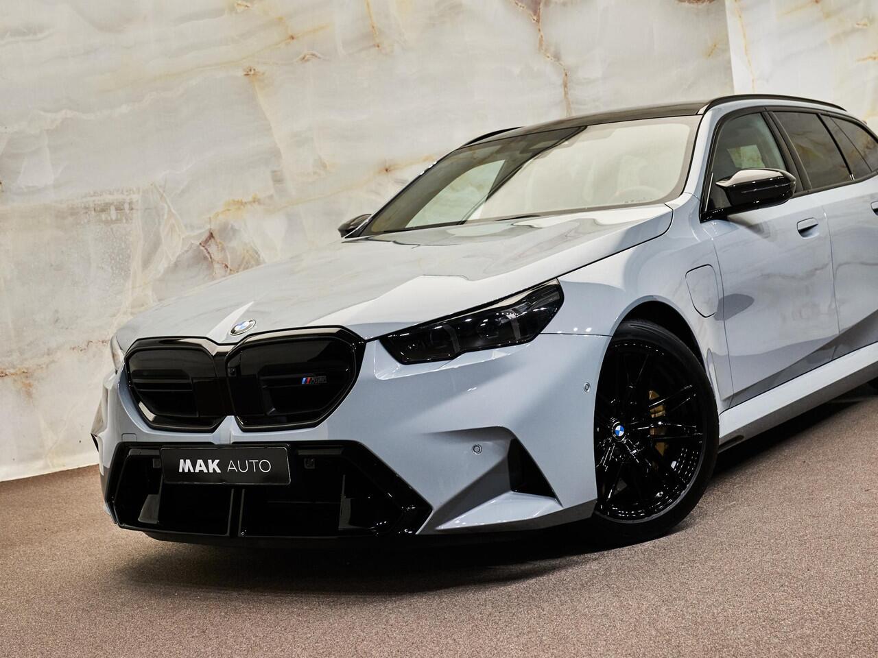 BMW M5 Touring V8 M Hybrid, Ultimate Package, pano, tr.haak, 21", alcantara, ceramic, B&W, stl.ventilatie, memory, adap-LED, carbon, leder, keyless, privacy