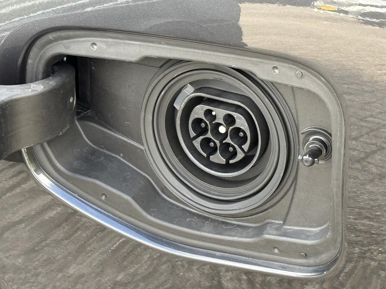 BMW M5 Touring | Panorama | Driving Ass. + | M Driver Pack | Trekhaak | Bowers & Wilkins | Iconic Glow | Carbon Interieurlijst