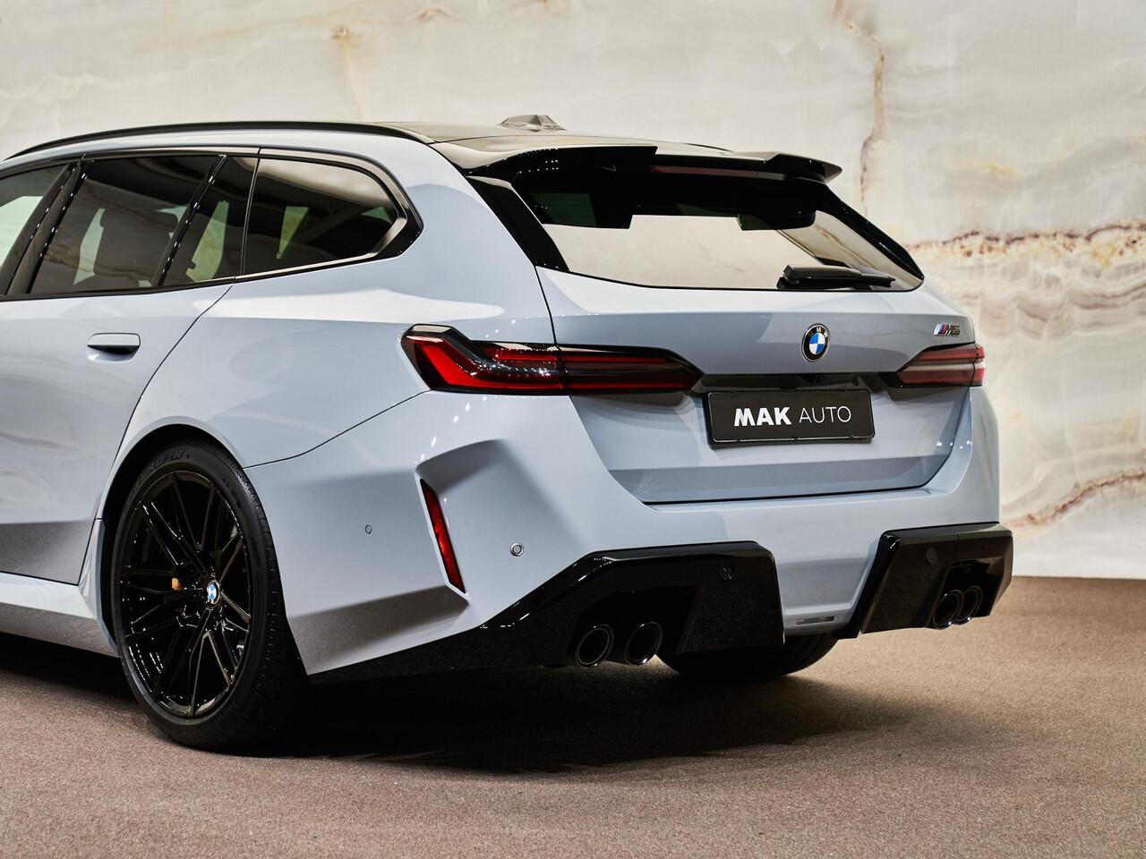 BMW M5 Touring V8 M Hybrid, Ultimate Package, pano, tr.haak, 21", alcantara, ceramic, B&W, stl.ventilatie, memory, adap-LED, carbon, leder, keyless, privacy