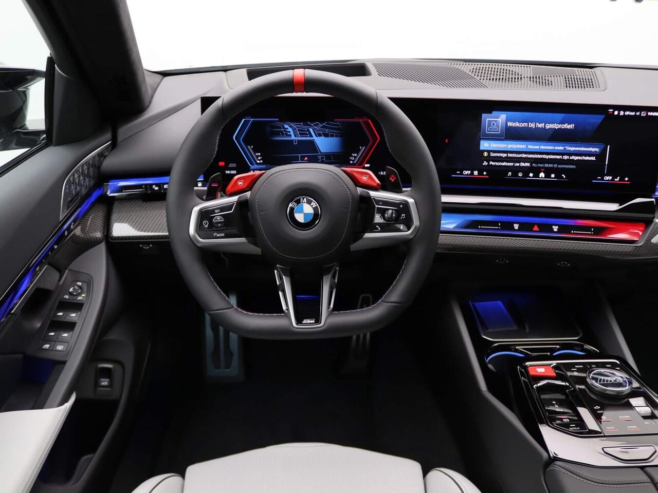 BMW M5 Sedan | Glazen Panoramadak | Trekhaak Elektrisch | Bowers & Wilkins | Carbon & Alcantara | Stuur- en stoelvewarming voor én achter | Stoelventilatie