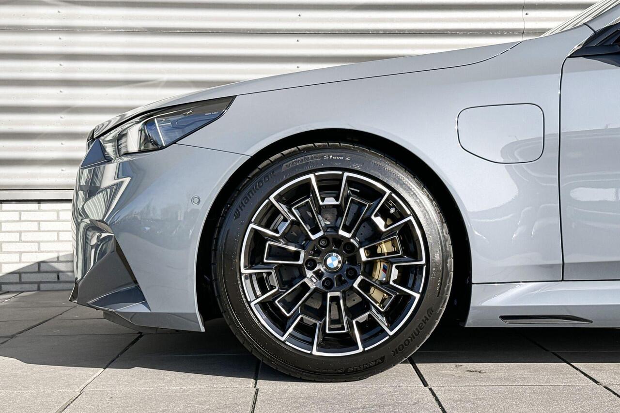 BMW M5 Sedan M Driver's Pack / Driving Assistant Professional / Keramische remschijven / Selections