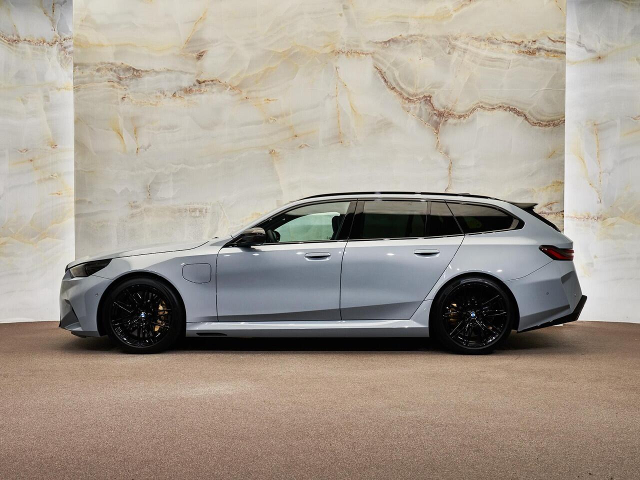 BMW M5 Touring V8 M Hybrid, Ultimate Package, pano, tr.haak, 21", alcantara, ceramic, B&W, stl.ventilatie, memory, adap-LED, carbon, leder, keyless, privacy