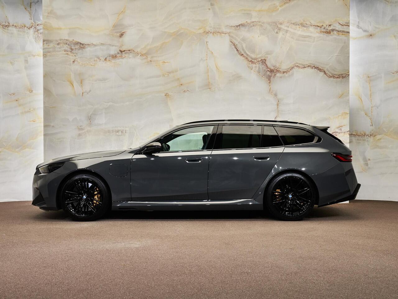 BMW M5 Touring V8 M Hybrid, IPE Exhaust, M Performance, Sonderlackierung, Ultimate Package, ceramic, pano, B&W, 21", stl.ventilatie, memory, carbon, leder, privacy