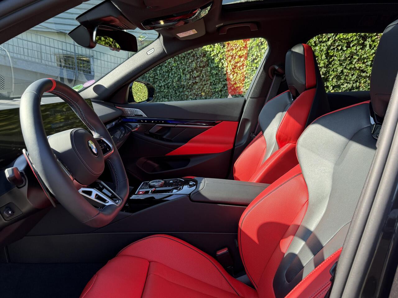 BMW M5 Touring | Panorama | Driving Ass. + | M Driver Pack | Trekhaak | Bowers & Wilkins | Iconic Glow | Carbon Interieurlijst