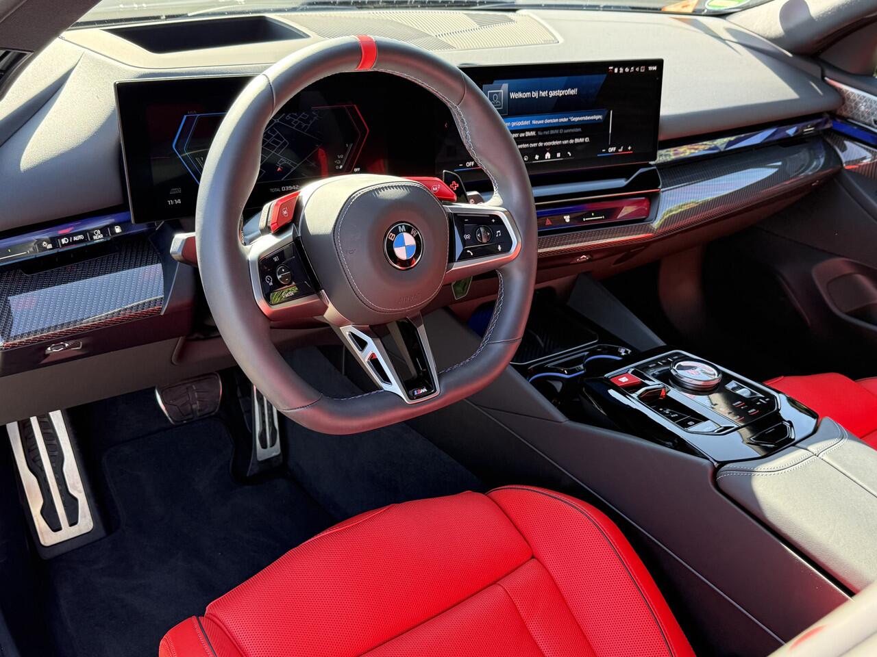 BMW M5 Touring | Panorama | Driving Ass. + | M Driver Pack | Trekhaak | Bowers & Wilkins | Iconic Glow | Carbon Interieurlijst