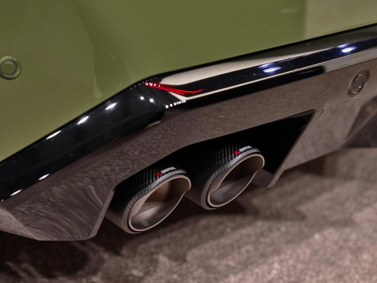 BMW M5 Touring V8 M Hybrid, Akrapovic, H&R, Sonderlackierung, pano, tr.haak, 21", alcantara, B&W, stl.ventilatie, memory, carbon, leder, keyless, privacy