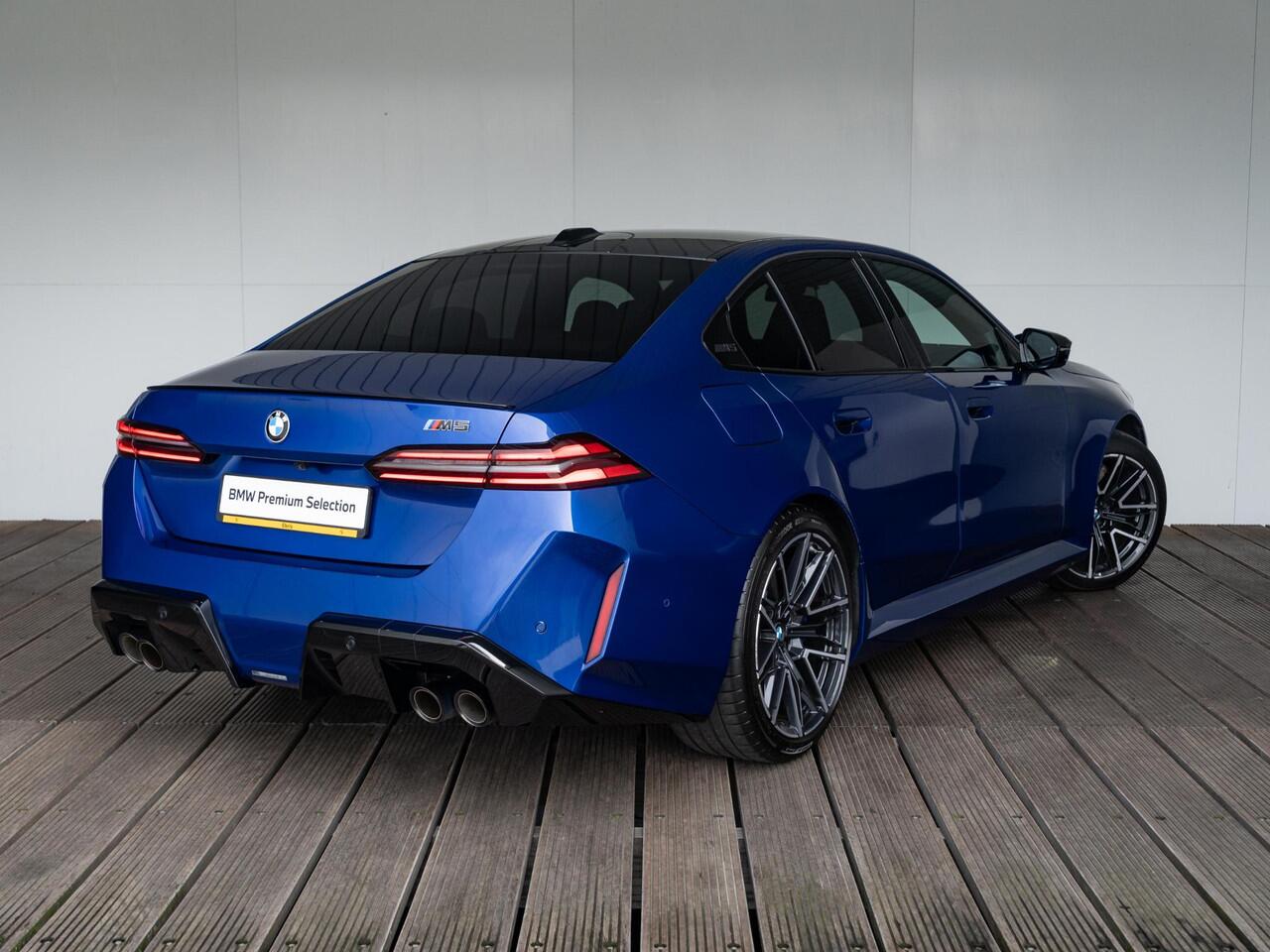 BMW M5 Sedan | M Drive Professional | Bowers & Wilkins | Verwarmd Stuurwiel | Iconic Glow | Comfort Access | Panoramadak