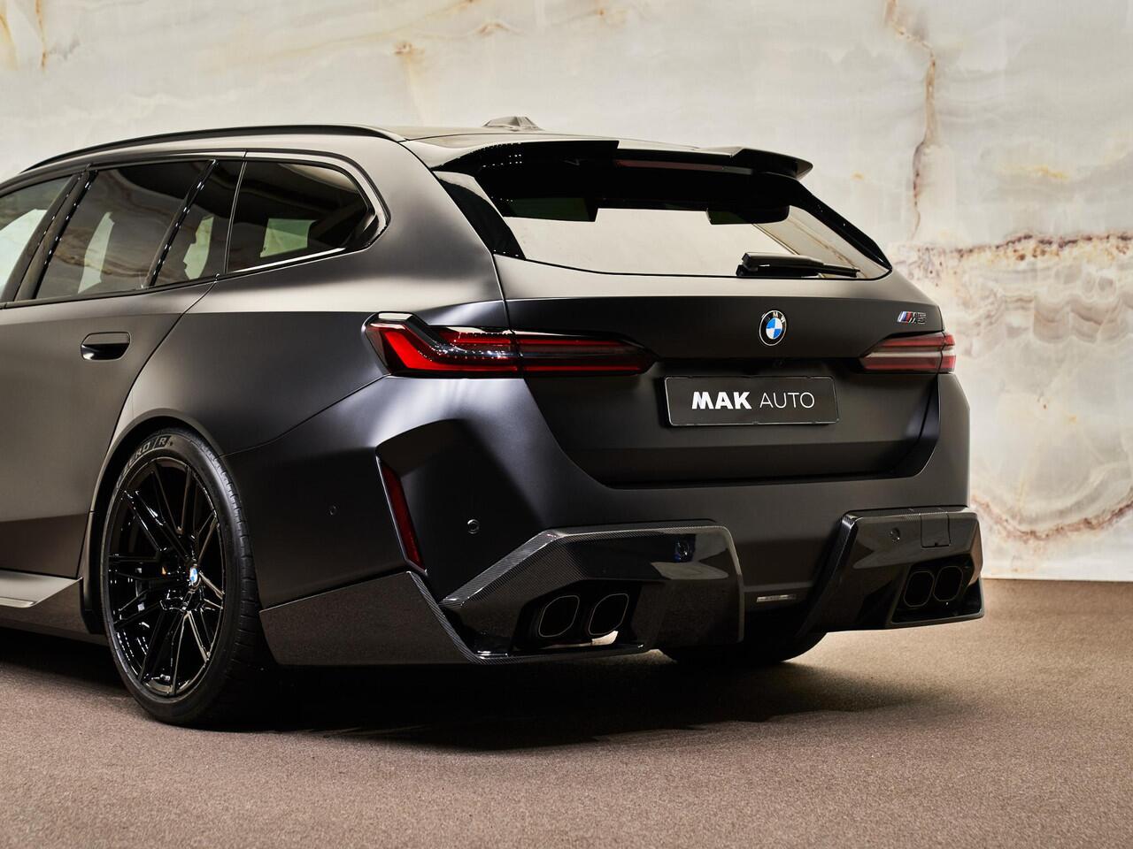BMW M5 Touring V8 M Hybrid, Akrapovic, M Performance, M Drivers Package, Ultimate Package, ceramic, B&W, 21", pano, tr.haak, stl.ventilatie, memory, carbon