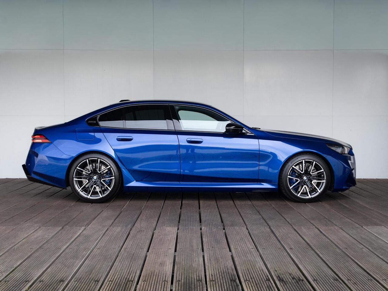 BMW M5 Sedan | M Drive Professional | Bowers & Wilkins | Verwarmd Stuurwiel | Iconic Glow | Comfort Access | Panoramadak