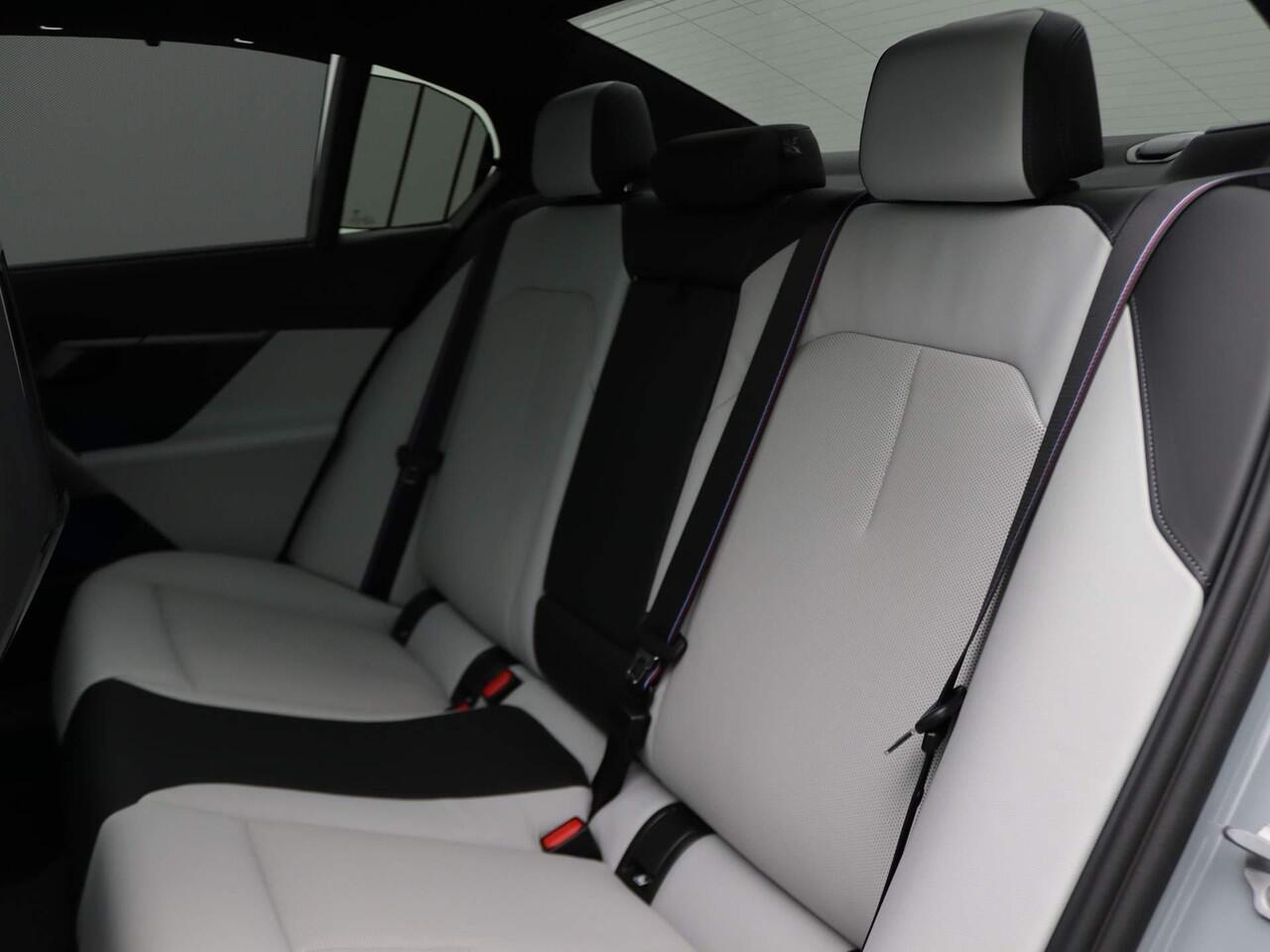 BMW M5 Sedan | Glazen Panoramadak | Trekhaak Elektrisch | Bowers & Wilkins | Carbon & Alcantara | Stuur- en stoelvewarming voor én achter | Stoelventilatie