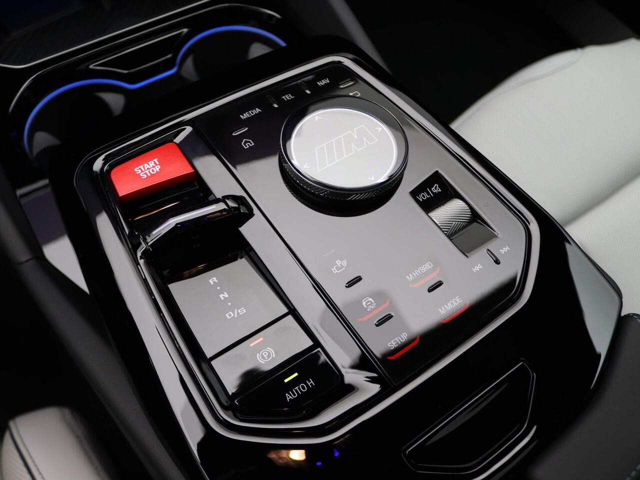 BMW M5 Sedan | Glazen Panoramadak | Trekhaak Elektrisch | Bowers & Wilkins | Carbon & Alcantara | Stuur- en stoelvewarming voor én achter | Stoelventilatie