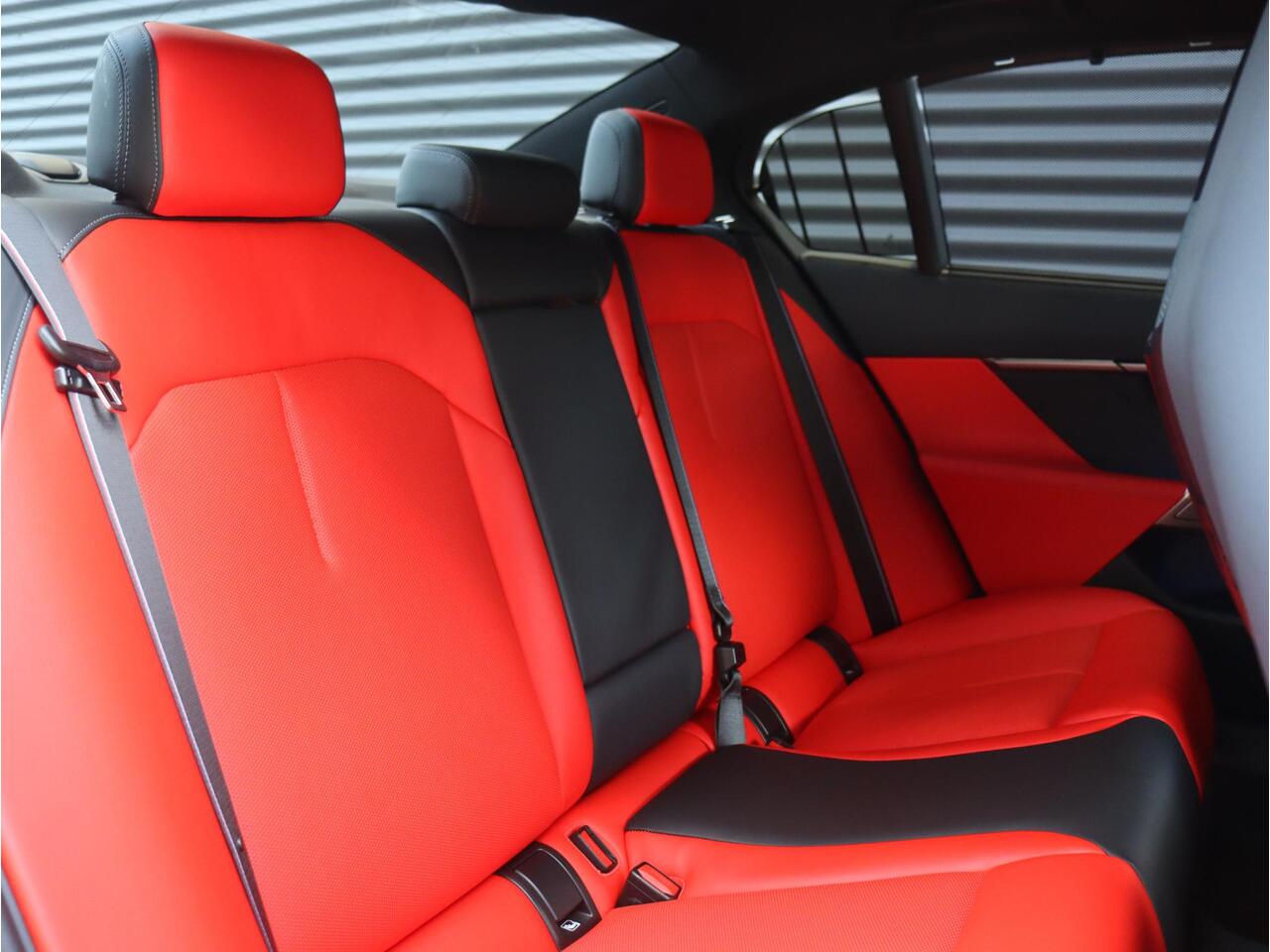 BMW M5 Sedan | High Executive | Driving Assistant Prof. | Carbon Exterieur Pakket | Trekhaak | M Drivers Pack | Parking Assistant Prof. | Bowers & Wilkins | Head-Up | 20/21'' LMV