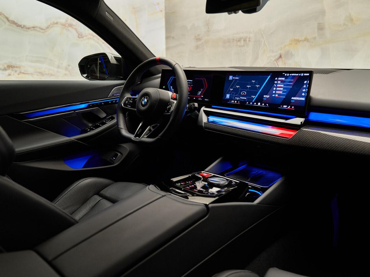 BMW M5 Touring V8 M Hybrid, Ultimate Package, pano, tr.haak, 21", alcantara, ceramic, B&W, stl.ventilatie, memory, adap-LED, carbon, leder, keyless, privacy