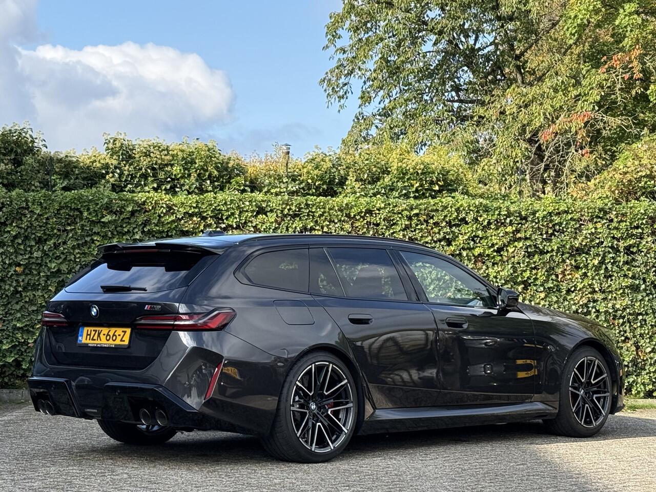 BMW M5 Touring | Panorama | Driving Ass. + | M Driver Pack | Trekhaak | Bowers & Wilkins | Iconic Glow | Carbon Interieurlijst